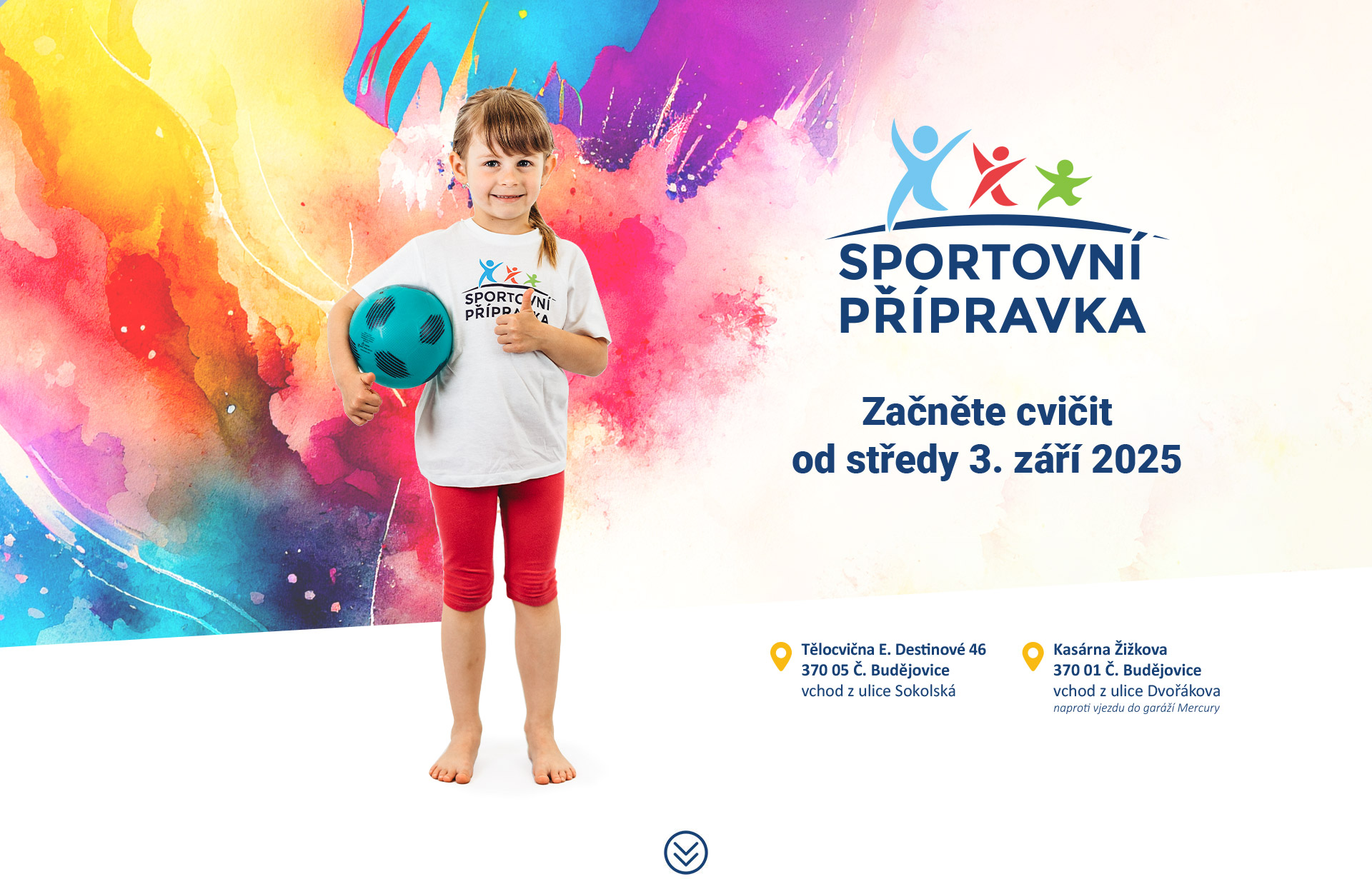 Šťastné dítě skáče přes překážky a užívá si sport